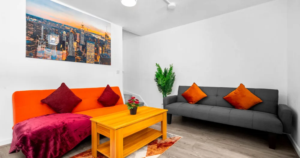 Luxury New House with Free Parking - Picture 2