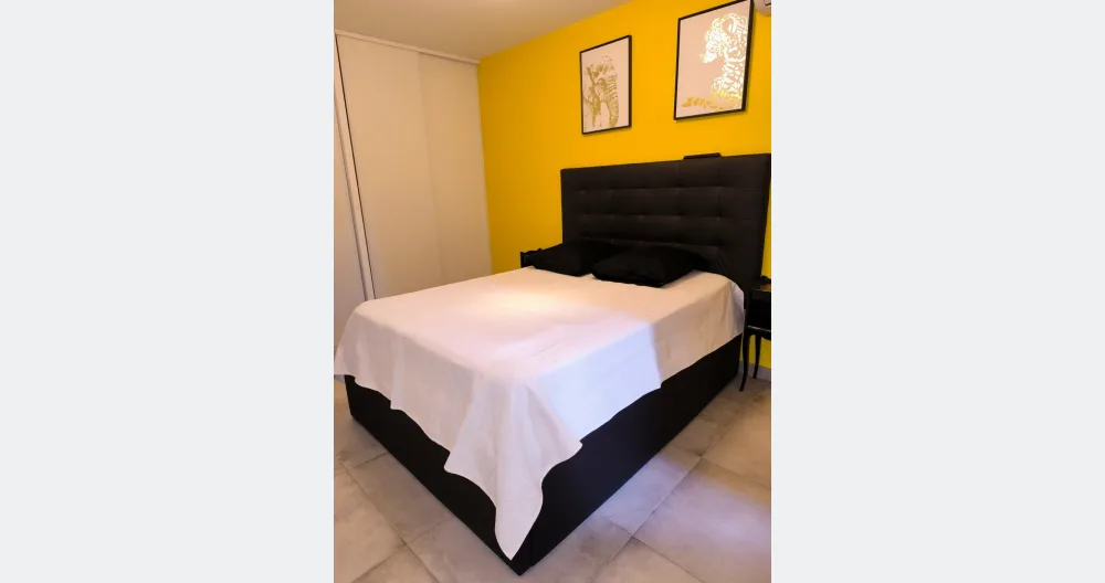 Room available in a luxury residence.

L - Picture 2