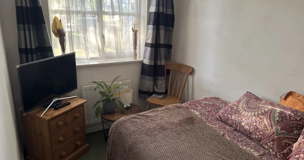 Anúncio de Santosh em misterb&b - Bedroom with a  front view and Bright Airy space.