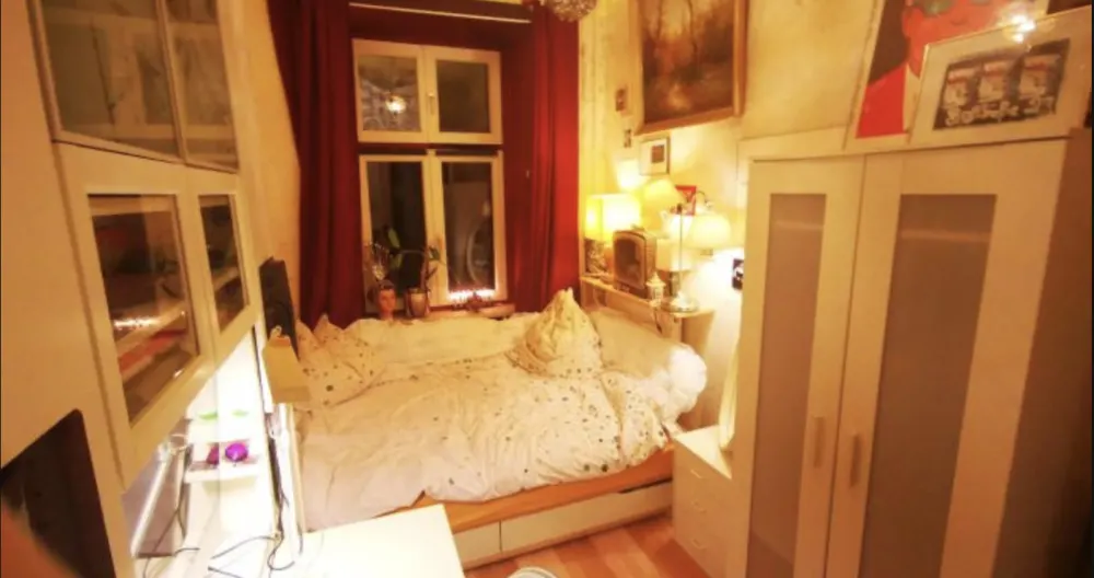 Anúncio de Gregor em misterb&b - This is my guestroom. very quiet. with the window to my garden. The bed is 140cm x 200 cm (55.12inch x 78.74inch). Nice and cosy to sleep for max. 2 guests. Everything is here. towels and sheets. You just have to bring your toothbrush & some clothes