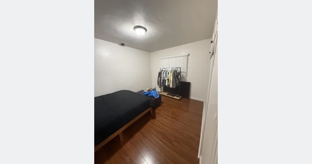Spare bedroom in house in West Hollywood near bars  - Picture 2
