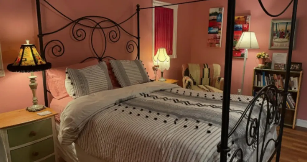 Enchanting Hollywood Stay Walking Distance From Main Attractions - Picture 1