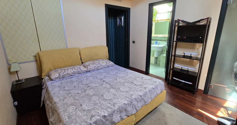 bright room with private bathroom in the room - Picture 1