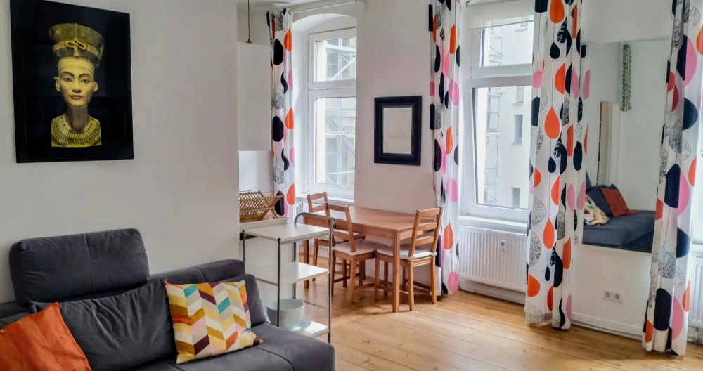 Klaus's listing on misterb&b - The living area with view into the open kitchen and dining table.