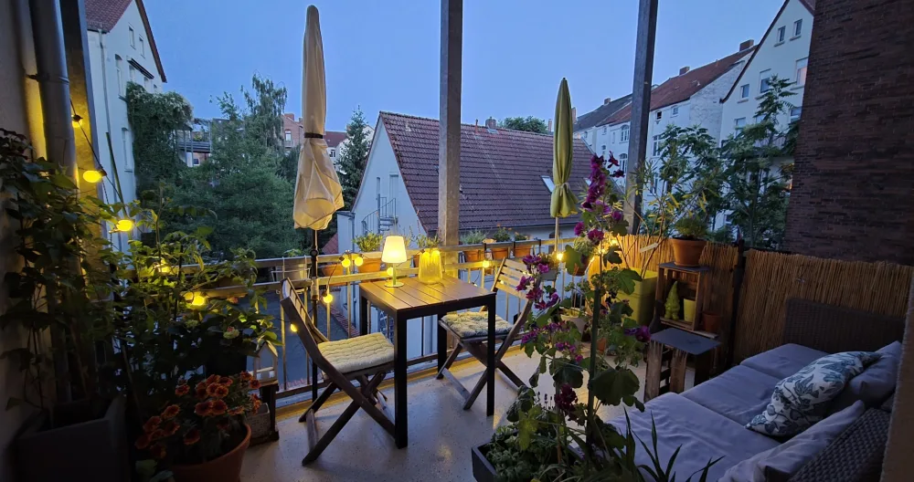 Michaels Inserat auf misterb&b - Shared space: the balcony in the summertime (some pictures taken with panoramic mode, so rooms might appear a bit bigger than they are)