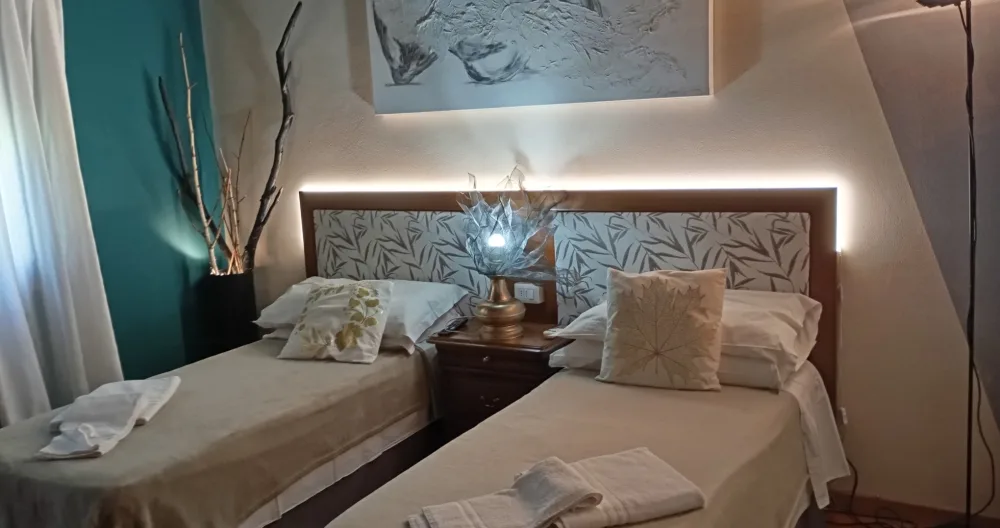 ZWEIBETTZIMMER AUS HOLZ MIT GEMEINSCHAFTSBAD - Foto 1