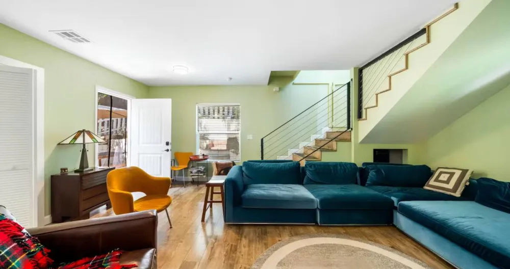 Stephen's listing on misterb&b - Spacious living room - with TV