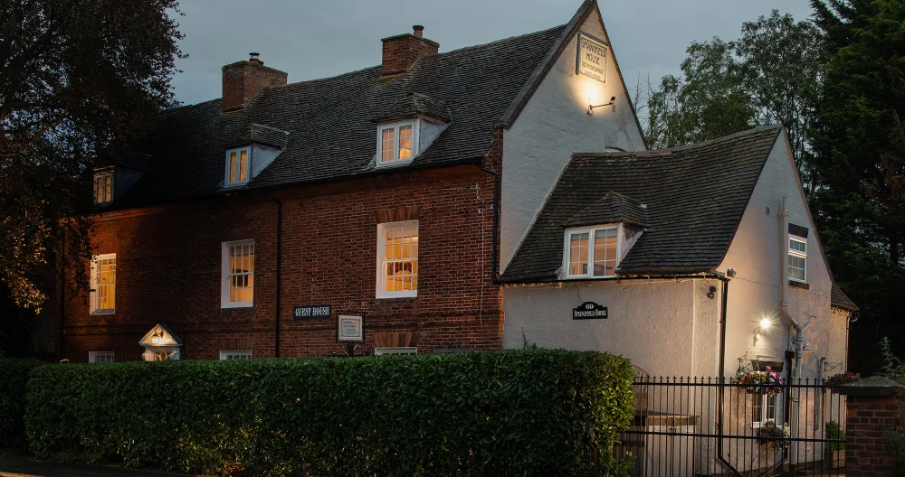 James's listing on misterb&b - Experience the charm of Springfield House B&B at twilight – historic elegance and warm hospitality await you.