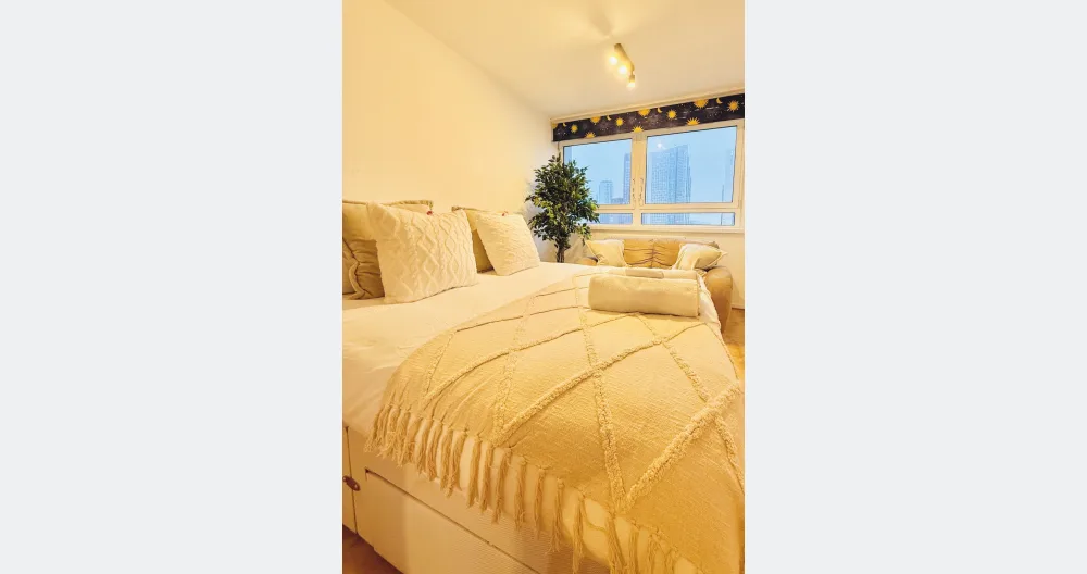 Paul's listing on misterb&b - King size master bedroom with fitted wardrobes and sofa 