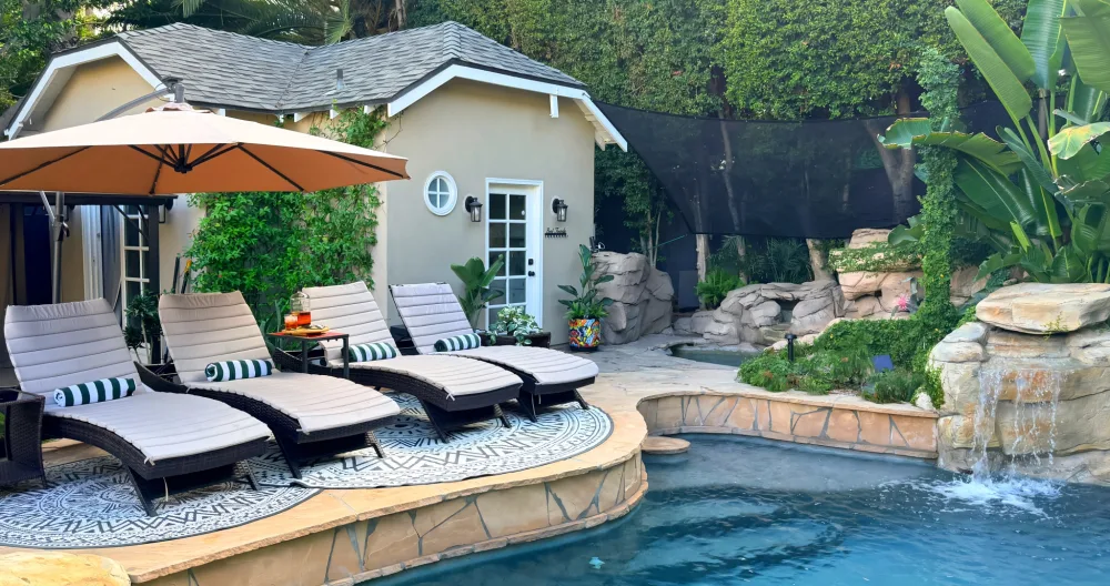 Daniel and Dougs Inserat auf misterb&b - Lounge by the palm-lined pool just steps from your bungalow. This private backyard oasis blends West Hollywood energy with resort-style relaxation — perfect for soaking up the California sun between adventures.