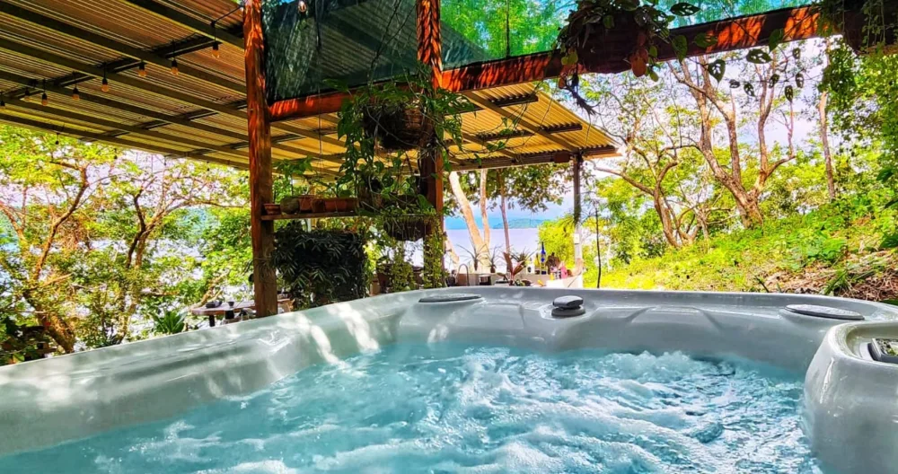Lorenzo's listing on misterb&b - A hot tub for 2 !