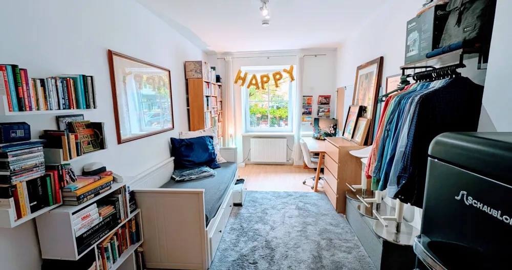 Anuncio de Mark Ivanz en misterb&b - Room as of Sep 25, 2025 - with extra wide & big table that can be used in case you need to do some work / research. 
