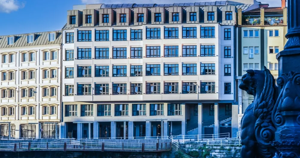 axel-hotel-bilbao-misterb-b-01-fachada-columna_otas-min-jpg