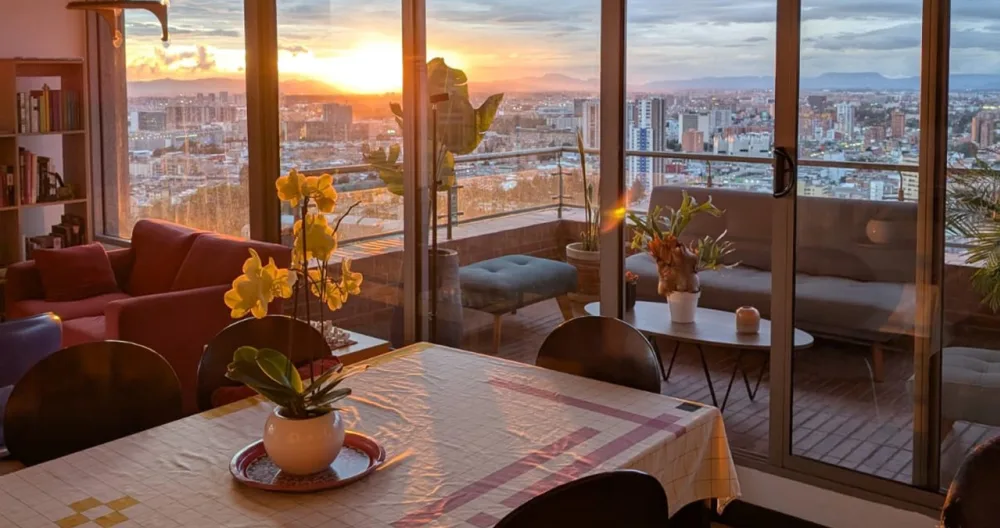 Andrés's listing on misterb&b - Dining area with large windows and direct access to the balcony. - Comedor con ventanales y acceso directo al balcón.