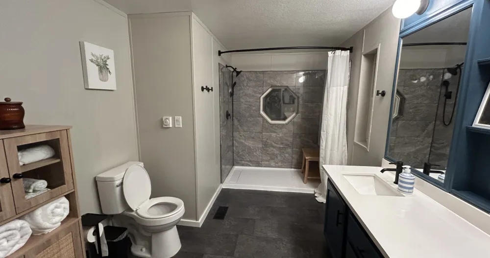 Anúncio de Wayne em misterb&b - Primary Bathroom with spacious walk in shower