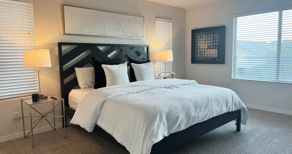 Dormitorio principal con cama de matrimonio y baño privado con bañera - Foto 4
