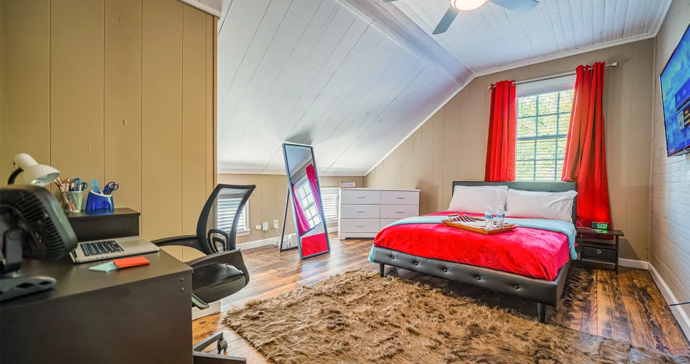Damonds Inserat auf misterb&b - Posh bedroom with office area with desk and chair.