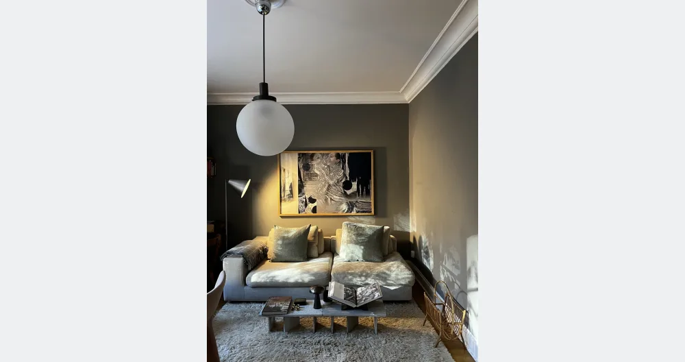 Cy's listing on misterb&b - Living room couch, best place to hang out, if there’s three of you; it can be converted into an extra bed