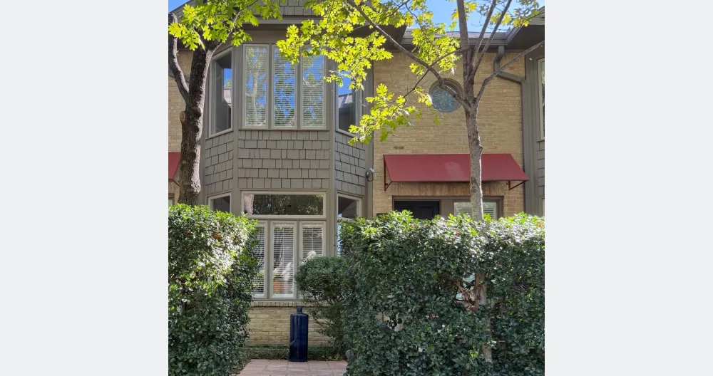 Townhouse nestled in SoHip (South of Highland Park) - Picture 2