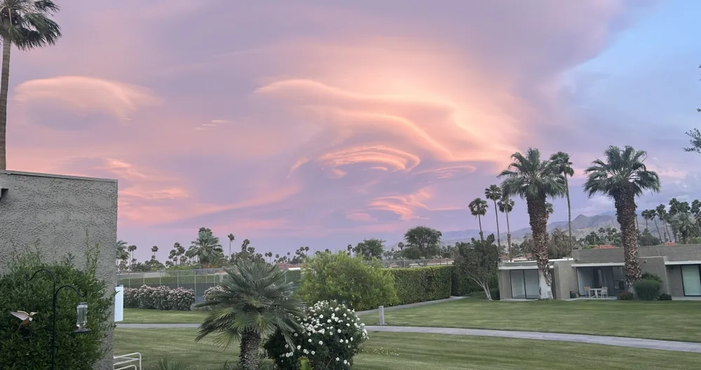 Pauls Inserat auf misterb&b - The Palm Spring sky becomes magical. 