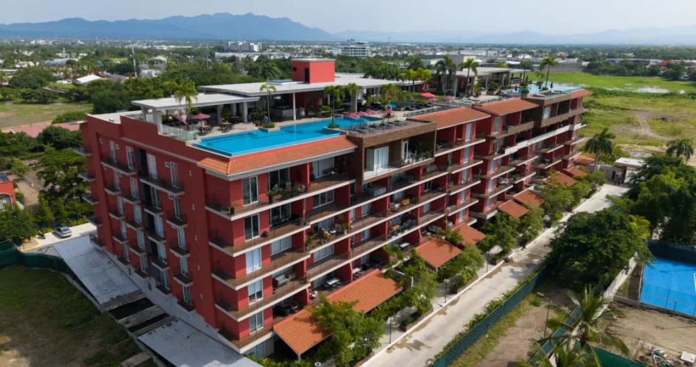 Christian's listing on misterb&b - Situated on a peaceful street in the oceanside zone of Nuevo Vallarta, close to the beach, and amenities like the El Tigre Golf and Country Club.  Features include 24/7 security, a rooftop infinity pool, sky bar, gym, and barbecue area. 