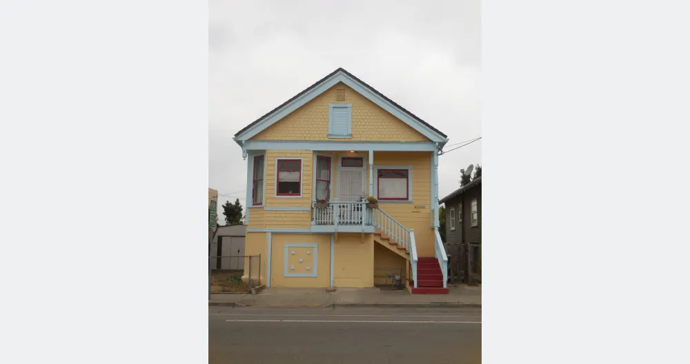 Annonce de Joseph sur misterb&b - Front of house. Unit is upstairs - high ceilings, tons of light!