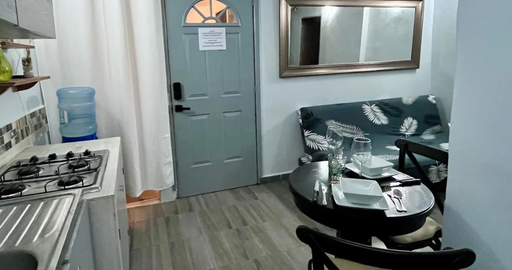 Matts Inserat auf misterb&b - Kitchen with all of the essentials. Fresh fruit, vegetable and meat markets are all within 2 blocks. Small grocery stores are within 1 block. And for everything else, there is a Farmacia Guadalajara and 2 OXXO's on the block.