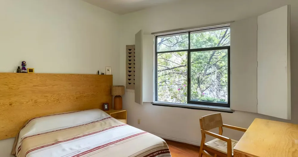 Beautiful, bright room right on the park - Picture 1