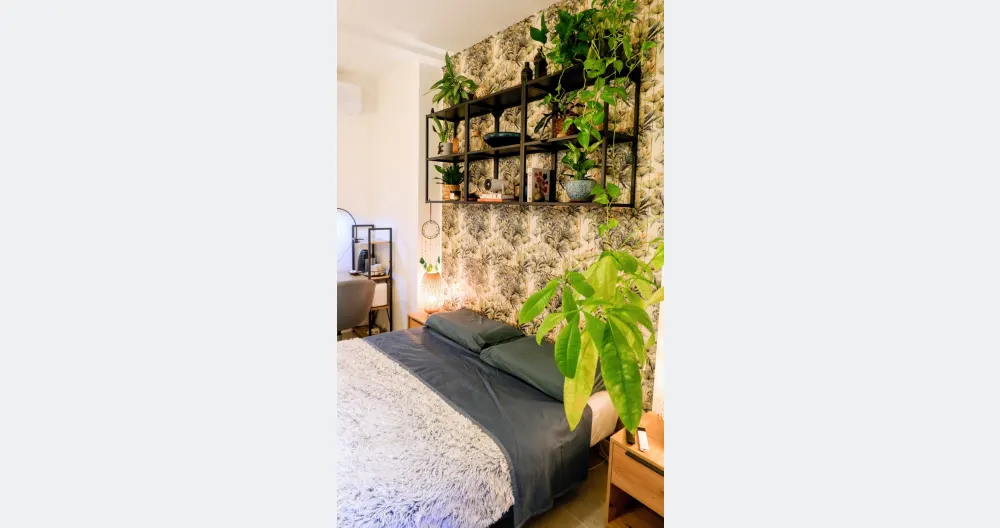 Anúncio de Alessio em misterb&b - Bedroom with work area, projector and live plants