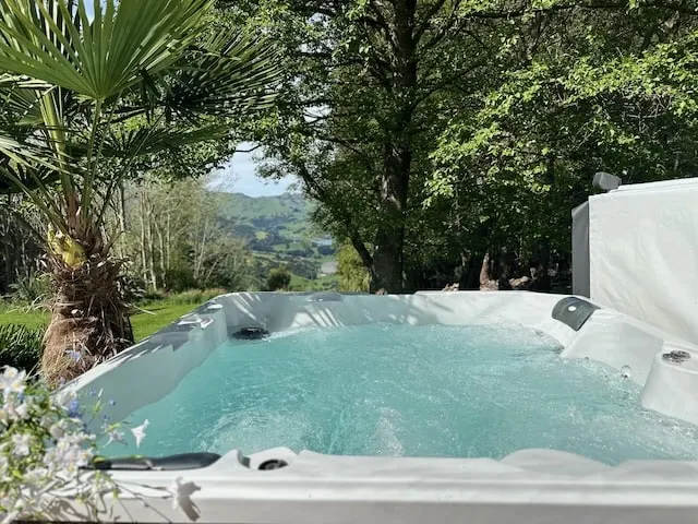 Anuncio de Brett en misterb&b - Unwind in the private spa while soaking up panoramic valley and harbour views.