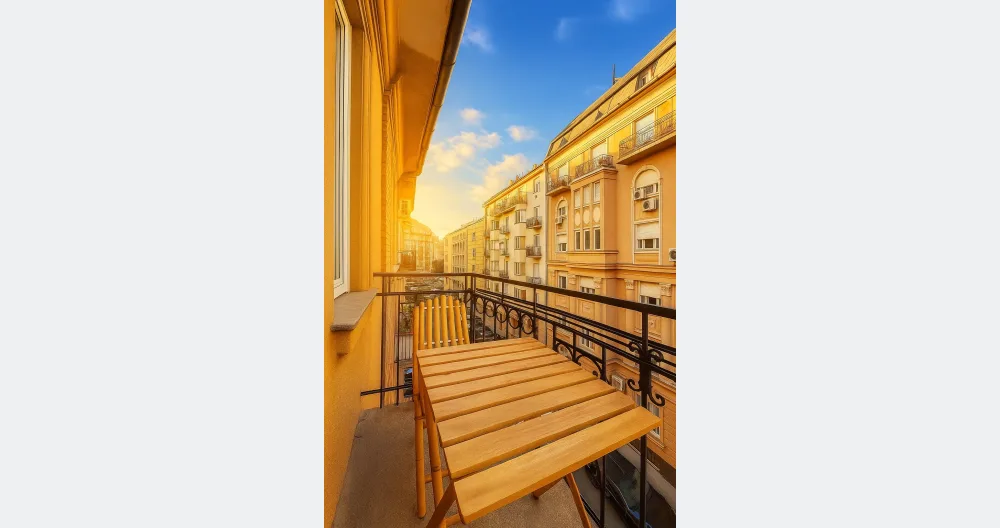 Anúncio de Kris em misterb&b - A cozy balcony, perfect for your morning coffee.