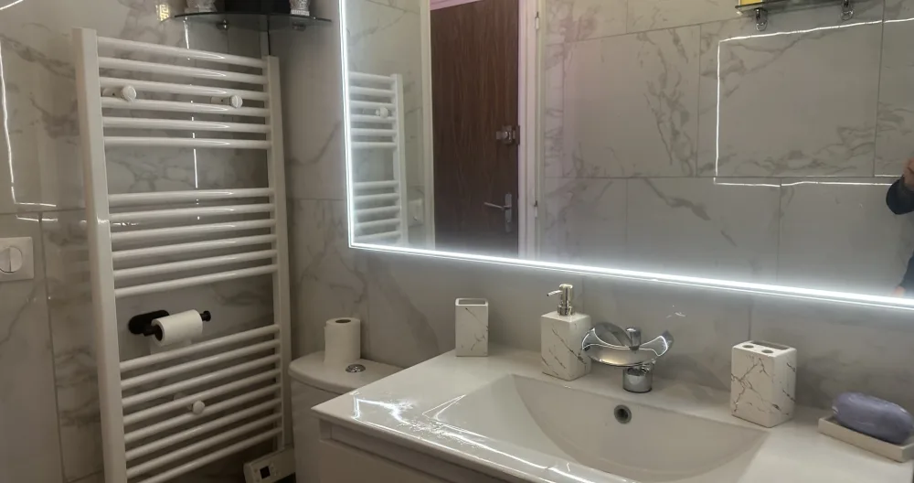 L'annuncio di Cazals su misterb&b - Saller de bain moderne avec grand miroir