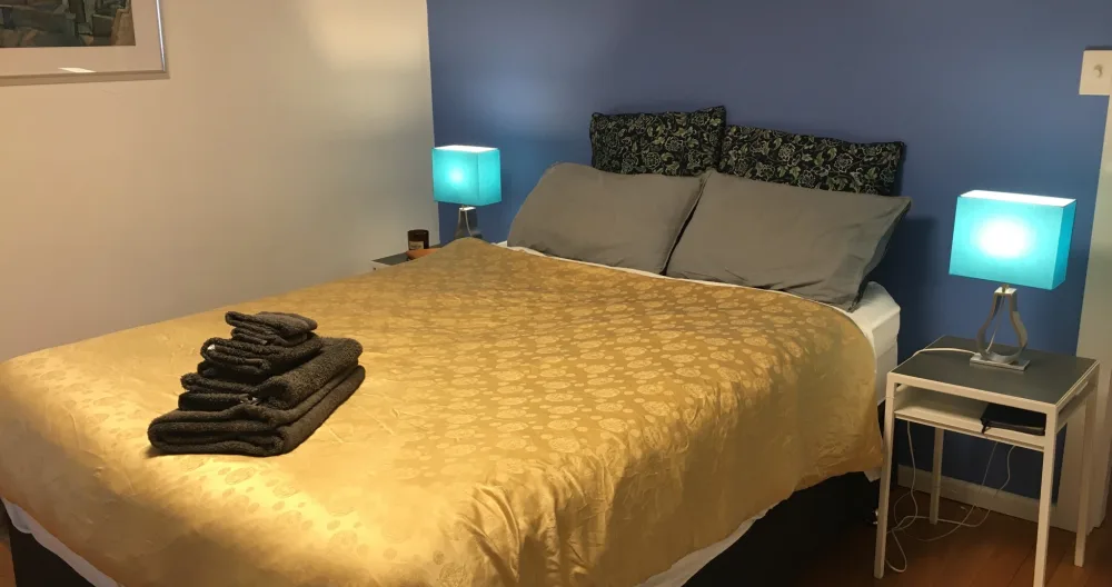 Simons Inserat auf misterb&b - großes Schlafzimmer mit bequemem Doppelbett
