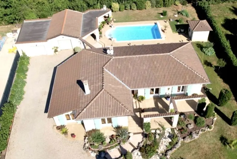 Very nice T3 in atypical villa swimming pool 12x6 m - Picture 2
