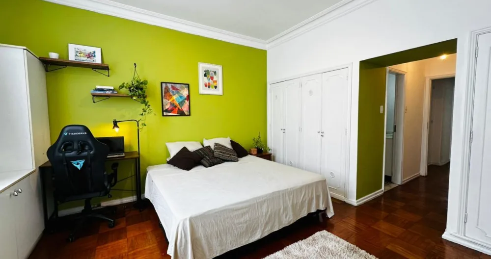 Annonce de Walther sur misterb&b - Quarto amplo e arejado, com cama king size, espaço de home office e banheiro privativo. Conforto, privacidade e praticidade para sua estadia no Rio.