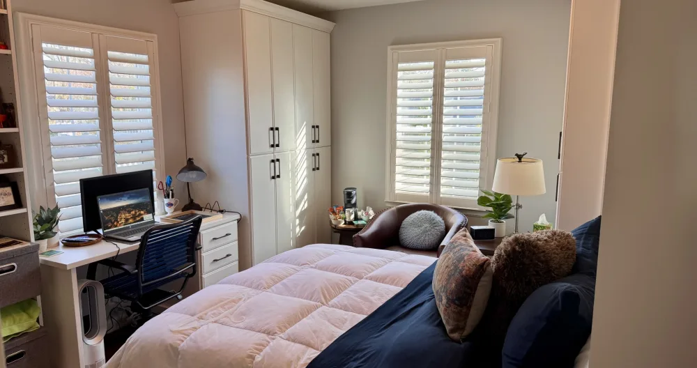 Anuncio de Curt en misterb&b - Tu habitación privada con espacio de trabajo, ropa de cama de lujo, edredón de plumas y revistas vintage para adultos para que te relajes