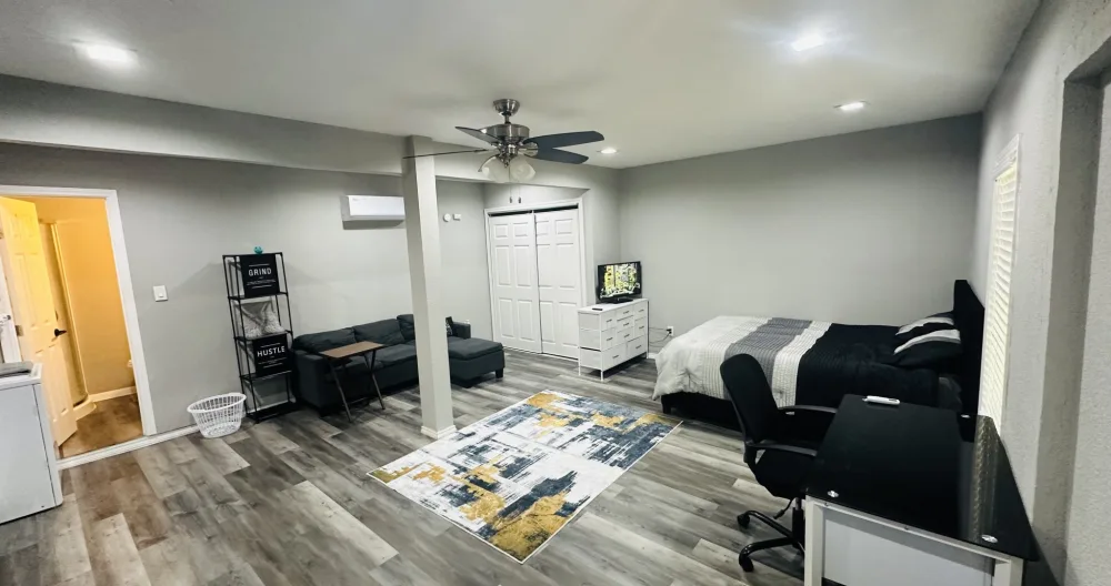 Modern Dallas Studio Apt - Picture 1