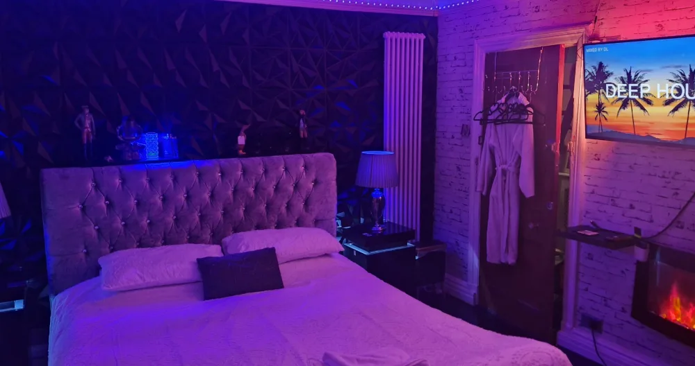 Classy stylish private room with very comfy Super King bed + balcony - Picture 2