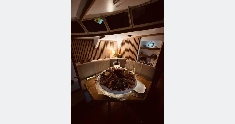 L'annuncio di Philippe su misterb&b - Carré intérieur spacieux avec table et banquette, nombreux coffres de rangement. Cuisine avec petit frigidaire et tout le nécessaire pour déjeuner ou dîner. 
