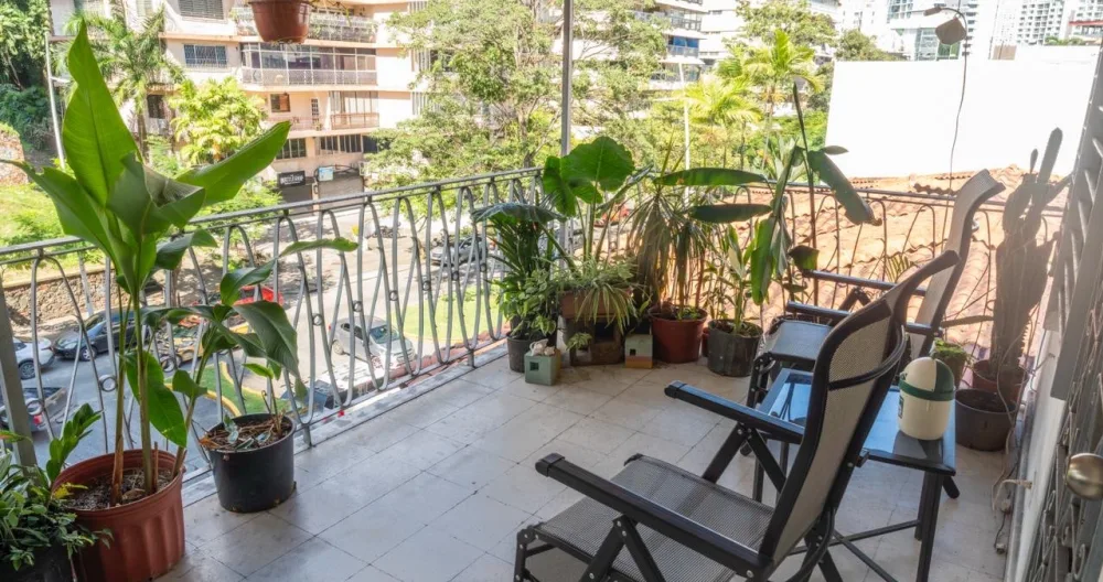 Annonce de Hernan sur misterb&b - Big balcony with view over greenery