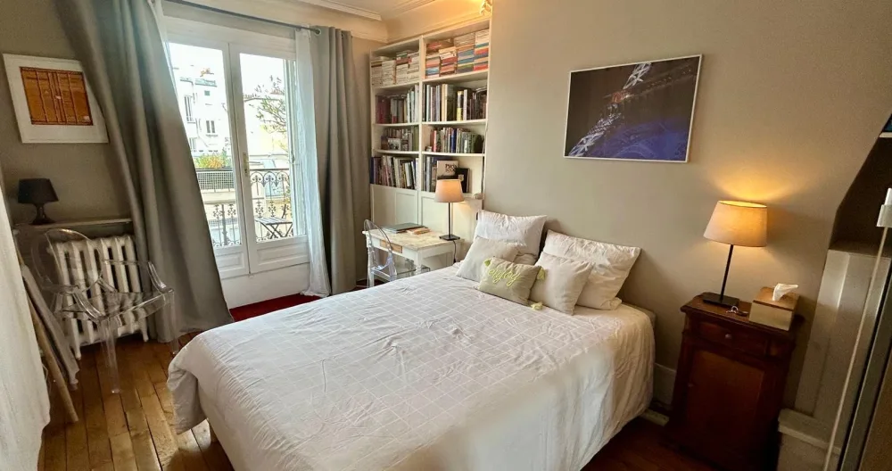 Jerome's listing on misterb&b - Chambre spacieuse et lumineuse avec vue dégagée sur le balcon fleuri plein sud