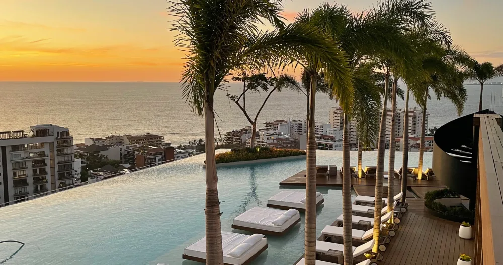 Dereks Inserat auf misterb&b - Largest rooftop pool in the western hemisphere. Sweeping 360 degree views, towel, beverage and food service poolside. Closed and open cabanas for use as well.
