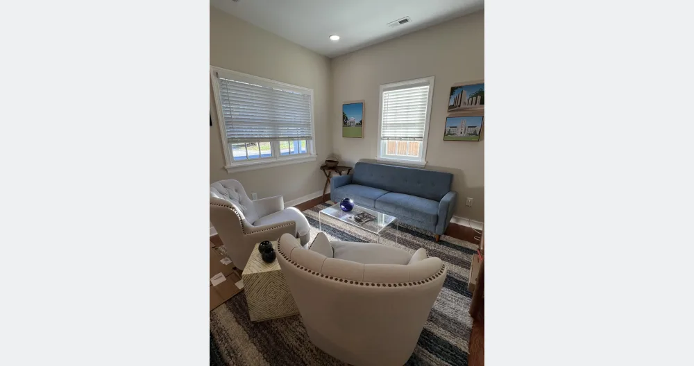 Gregg's listing on misterb&b - Living area