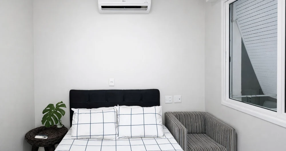 Annonce de Edison sur misterb&b - Quarto com cama de casal, Smart TV, ar-condicionado e layout funcional, garantindo conforto para até quatro hóspedes.