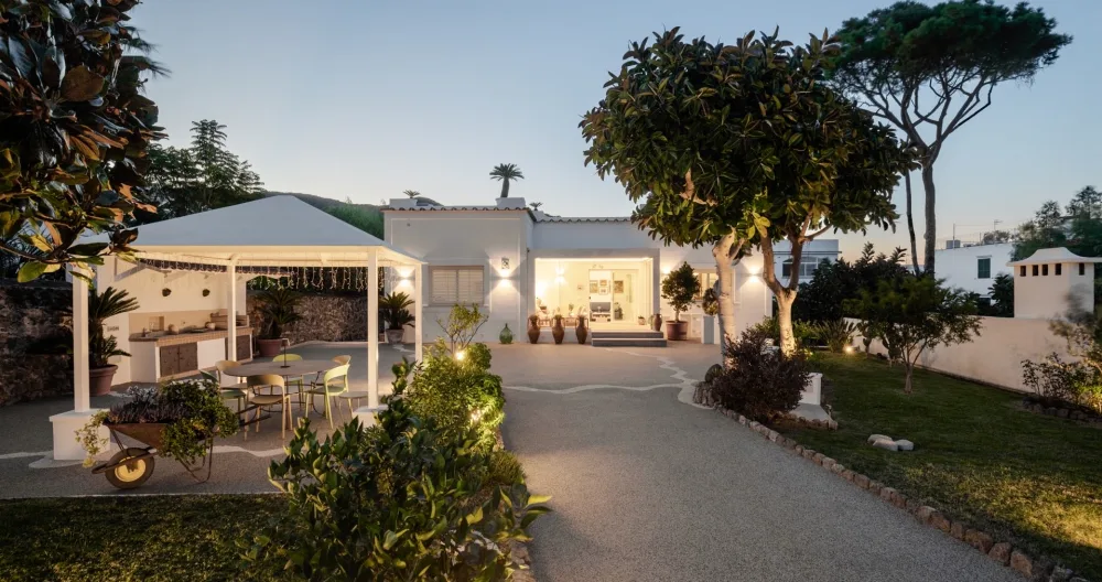 Giulio Cesares Inserat auf misterb&b - Panoramica della villa dal cancello d'ingresso