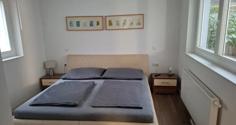 Anúncio de Gerd em misterb&b - Schlafzimmer mit Fenster zur Terrasse (Verdunkelung in allen Räumen möglich).