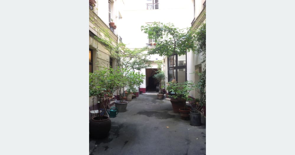 Alex's listing on misterb&b - La cour verdoyante de l'immeuble