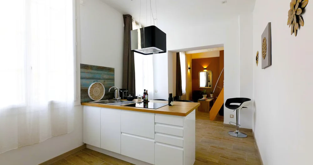 Dominiques Inserat auf misterb&b - Cuisine équipée ouverte sur le salon avec climatisation - Fully equipped kitchen opening onto the living room with air conditioning