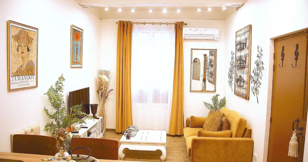 Dominiques Inserat auf misterb&b - Salon attenant à la cuisine avec canapé, Télé avec Netflix. Le salon et la chambre bénéficient d'une climatisation - Living room adjoining the kitchen with sofa, TV with Netflix. Both the living room and bedroom have air conditioning.
