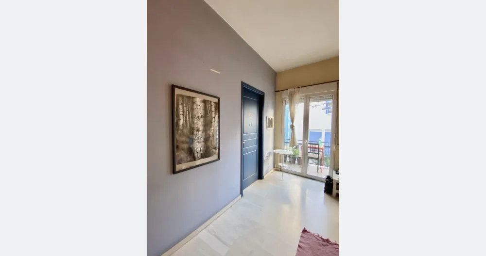 Anúncio de Aris em misterb&b - living room balcony and artworks